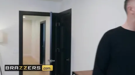 Han kommer till sin brors hus och fångar sin svägerska när han gör pilates...