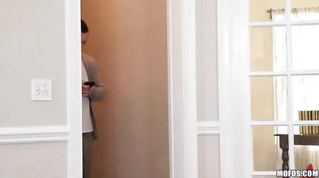 Sarà timido! Devo avvicinare la mano alla figa