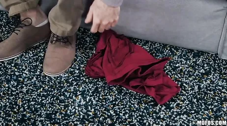 Sarà timido! Devo avvicinare la mano alla figa