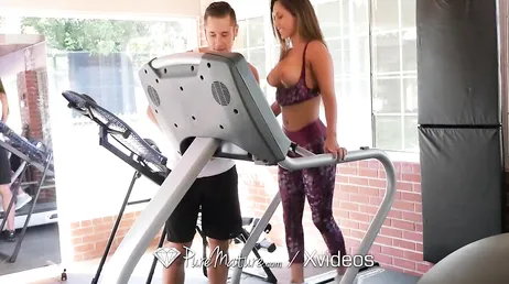 Um cara da academia me ajuda a alongar e me deixa com tesão