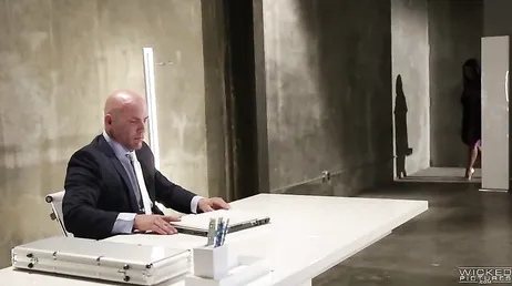 Der Chef fickt diese heiße Sekretärin, wann er will