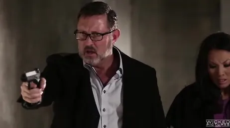 Der Chef fickt diese heiße Sekretärin, wann er will