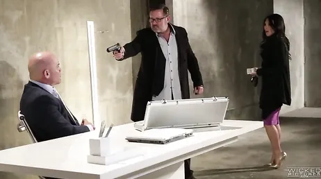 Der Chef fickt diese heiße Sekretärin, wann er will