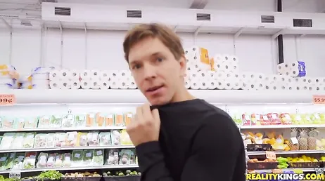 Anche al supermercato puoi flirtare se sai con chi sei...