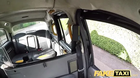 Sexe dans le taxi !!! Le chauffeur de taxi se casse le cul !