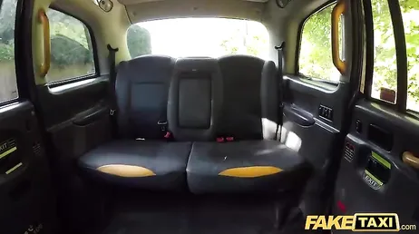 Die Tante wird versaut sein und sich im Taxi zum Ficken nackt ausziehen.
