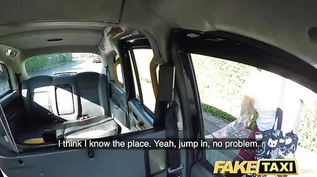 Une étudiante monte dans le taxi et commence à manger de la bite