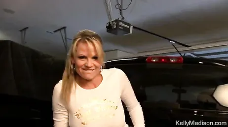 Busty Kelly Madison rider på sin mans kuk
