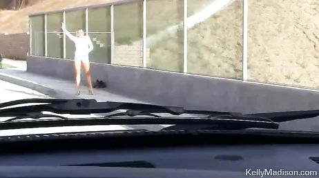 Busty Kelly Madison rider på sin mans kuk
