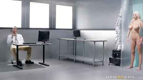 Ils ont créé un robot blond avec des seins énormes...