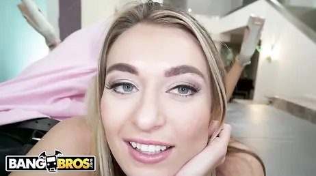 Nou ja, Natalia Starr eet de hele pik van deze zwarte man..