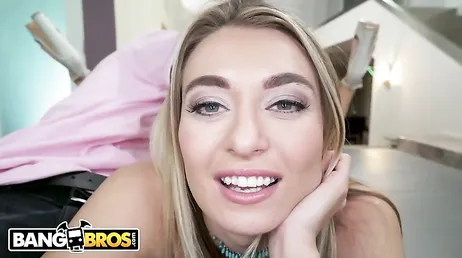 Nou ja, Natalia Starr eet de hele pik van deze zwarte man..