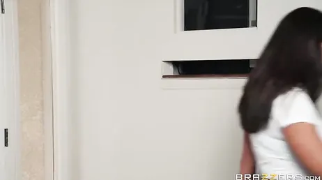 Finalement, la maîtresse de maison teste le petit ami de sa jeune fille.
