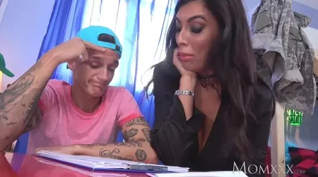 Scopa con l'insegnante Ava Koxxx, che belle tette che ha...