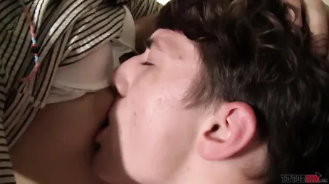 Convince il suo coinquilino a fargli una bella sega