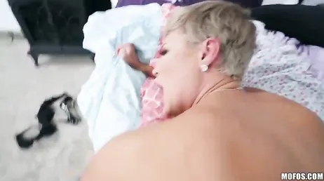 POV foda com a milf Ryan Keely, como ela está gostando, uuuf!