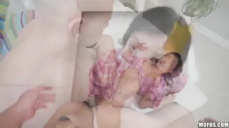Isso é filha, como você prova o pau gostoso do seu tio...