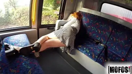 Sie schläft in der U-Bahn ein und fickt schließlich den Schaffner