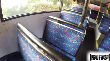 Sie schläft in der U-Bahn ein und fickt schließlich den Schaffner