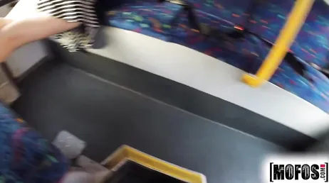 Sie schläft in der U-Bahn ein und fickt schließlich den Schaffner