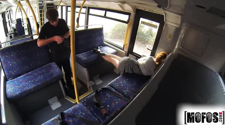 Sie schläft in der U-Bahn ein und fickt schließlich den Schaffner