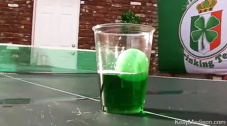 Dit is wat er gebeurt als Kelly Madison echt dronken wordt