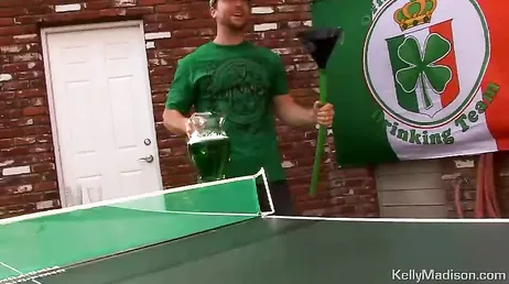 Dit is wat er gebeurt als Kelly Madison echt dronken wordt