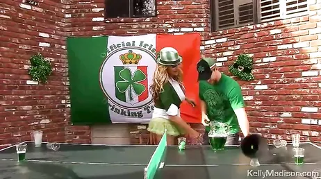 Dit is wat er gebeurt als Kelly Madison echt dronken wordt