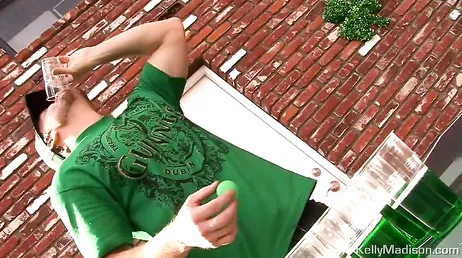 Dit is wat er gebeurt als Kelly Madison echt dronken wordt
