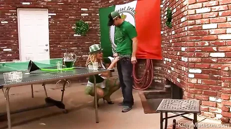 Dit is wat er gebeurt als Kelly Madison echt dronken wordt