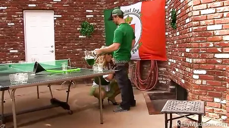 Dit is wat er gebeurt als Kelly Madison echt dronken wordt