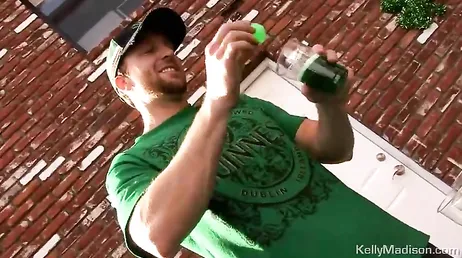 Dit is wat er gebeurt als Kelly Madison echt dronken wordt