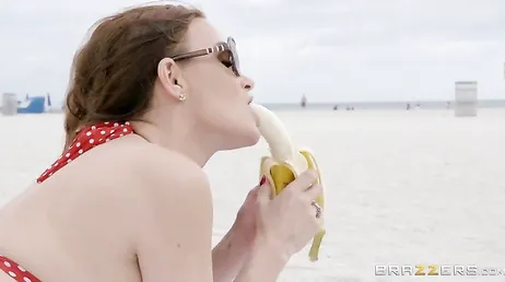 Diamond Foxxx går ner till stranden ensam, hon går inte ensam hem..