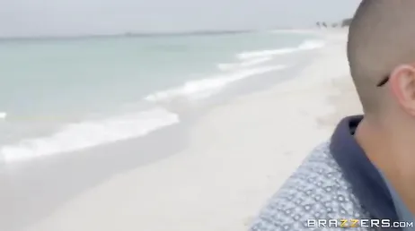 Diamond Foxxx går ner till stranden ensam, hon går inte ensam hem..