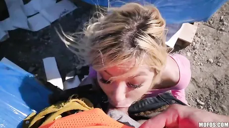 Uma loira chupadora de pau que realmente quer foder forte..
