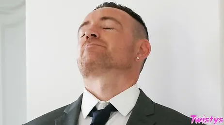 Meine Tochter steckt mir ihre Muschi ins Gesicht, ich lutsche daran und sie kommt...!!