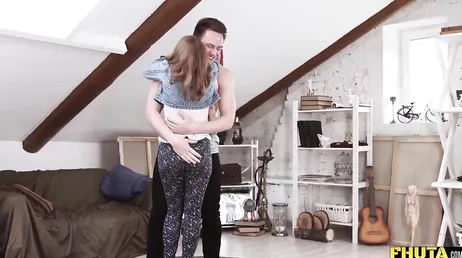 Geh mit der kleinen Schlampe meiner Cousine, was für einen schönen Arsch sie hat