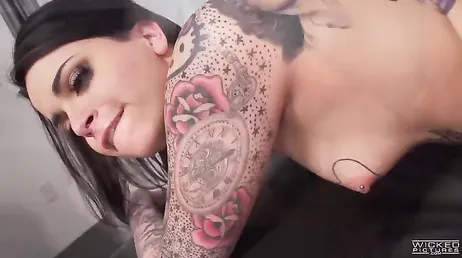 La tatouée Leigh Raven se fait bien baiser, porno hardcore !