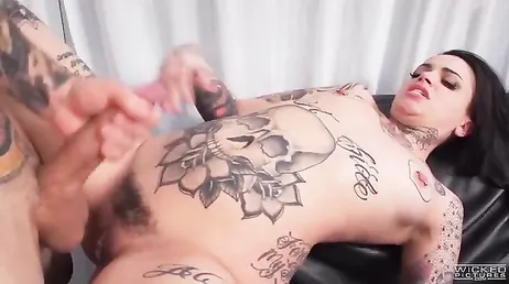 La tatouée Leigh Raven se fait bien baiser, porno hardcore !