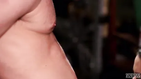 Sexo no armazém com Katrina Jade, como ela os engole..