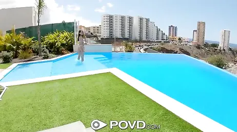 Ich mache es mit ihr im Pool und ficke auch direkt dort, sie sind echte Schlampen