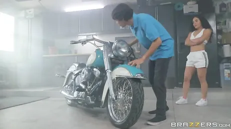 Foda-se o motociclista, ela é velha, mas como ela fode a vagabunda...