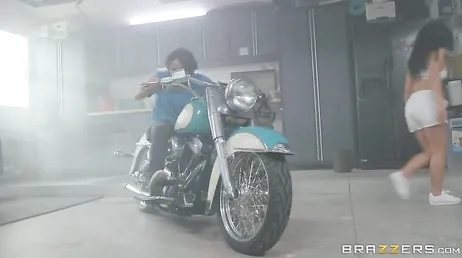 Foda-se o motociclista, ela é velha, mas como ela fode a vagabunda...