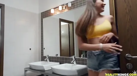 A la fin il n'en peut plus et baise la salope de sa belle-fille