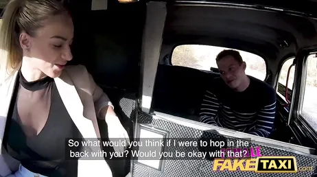 De gemene taxichauffeur berijdt de lul van haar passagier