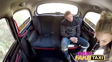 De gemene taxichauffeur berijdt de lul van haar passagier