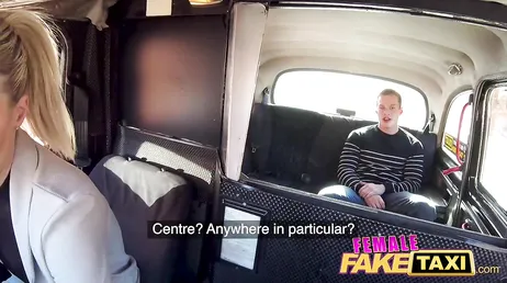 De gemene taxichauffeur berijdt de lul van haar passagier