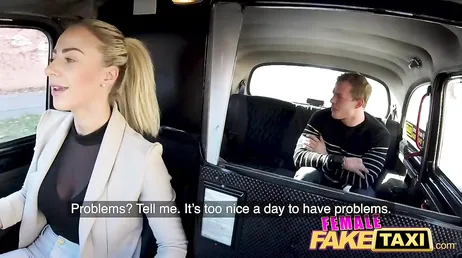 De gemene taxichauffeur berijdt de lul van haar passagier