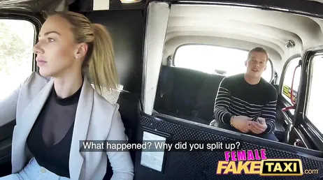 De gemene taxichauffeur berijdt de lul van haar passagier
