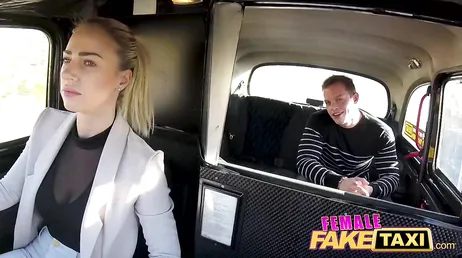 De gemene taxichauffeur berijdt de lul van haar passagier